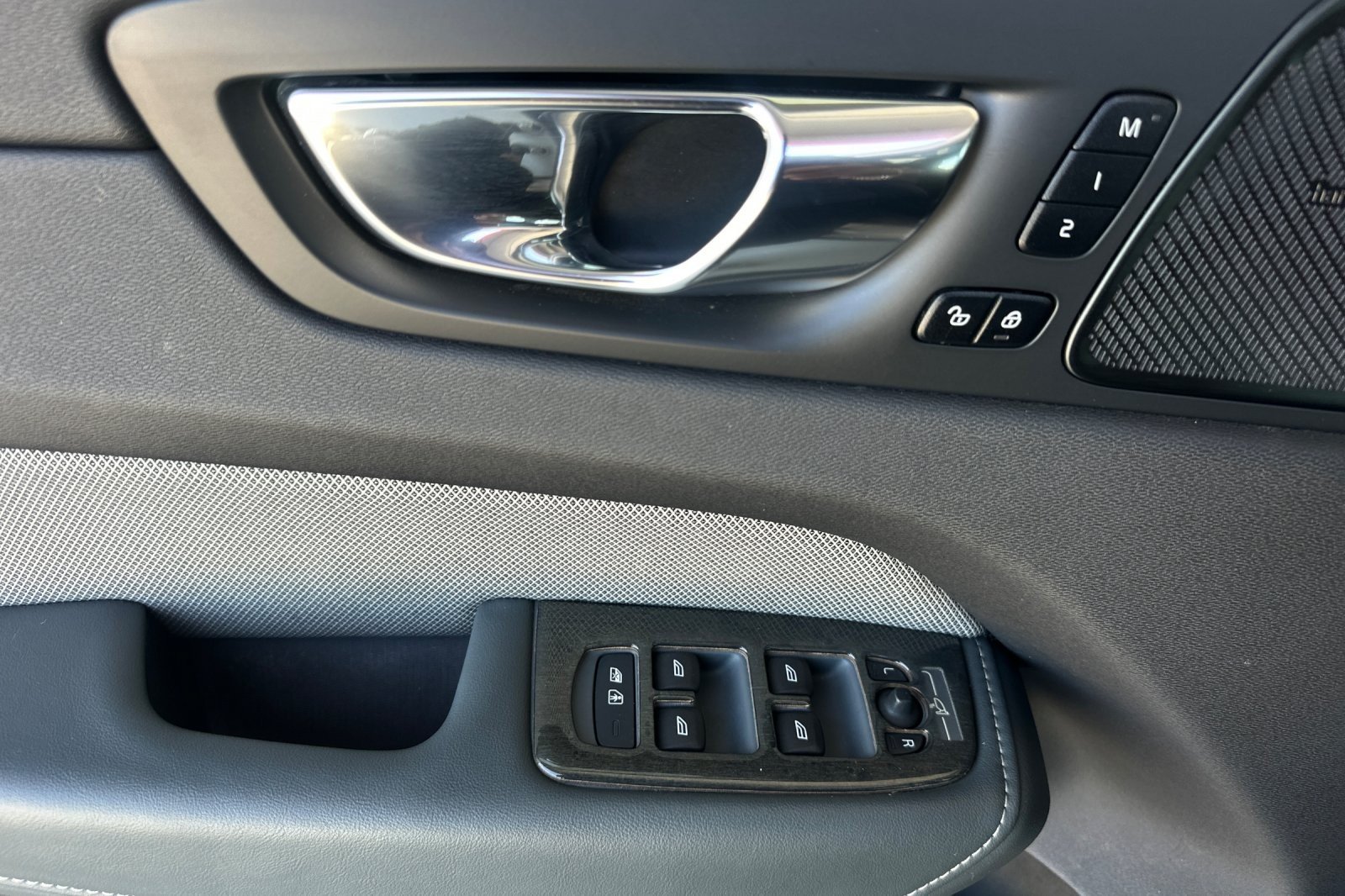 Used 2022 SILVER Volvo R-Design image 10