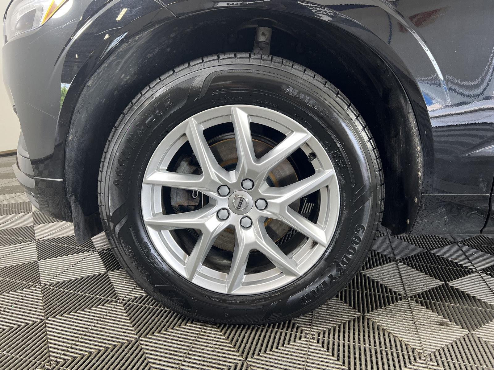 Used 2020 Onyx Black Metallic Volvo Momentum image 34