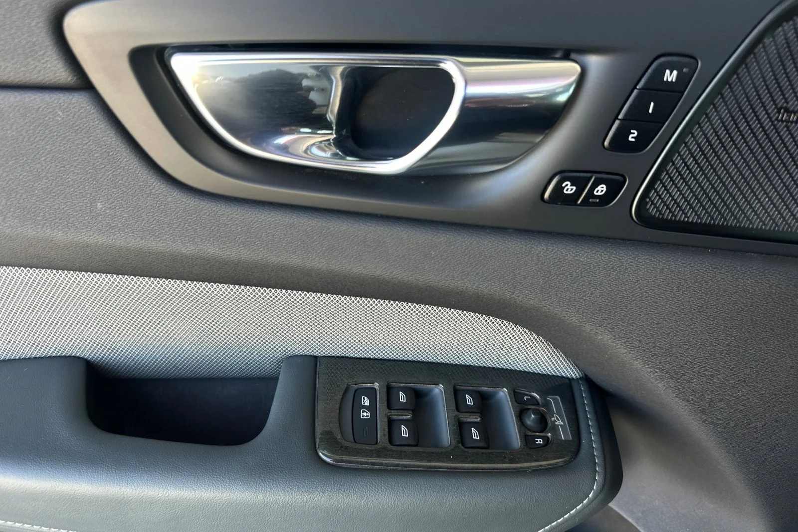 Used 2022 SILVER Volvo R-Design image 10