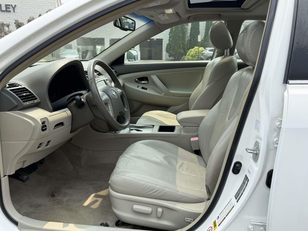 Used 2007 White Toyota Base image 16