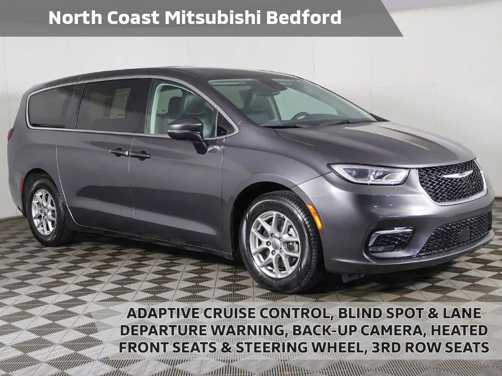 2023 Chrysler Pacifica Touring L's photo