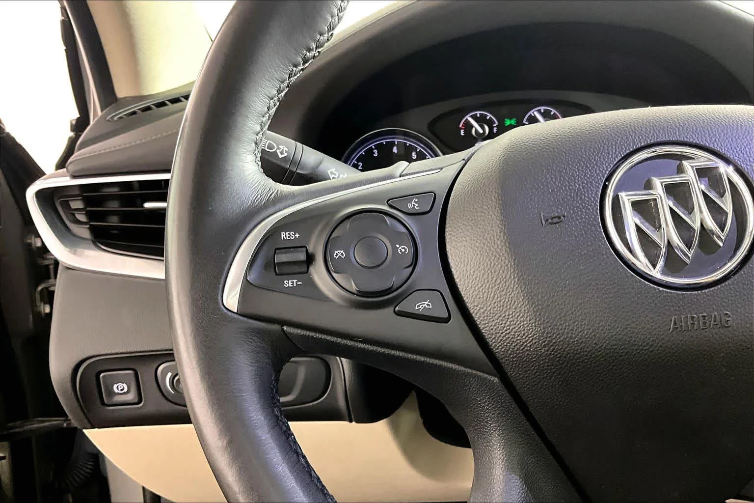 Used 2018 Pepperdust Metallic Buick Essence image 21