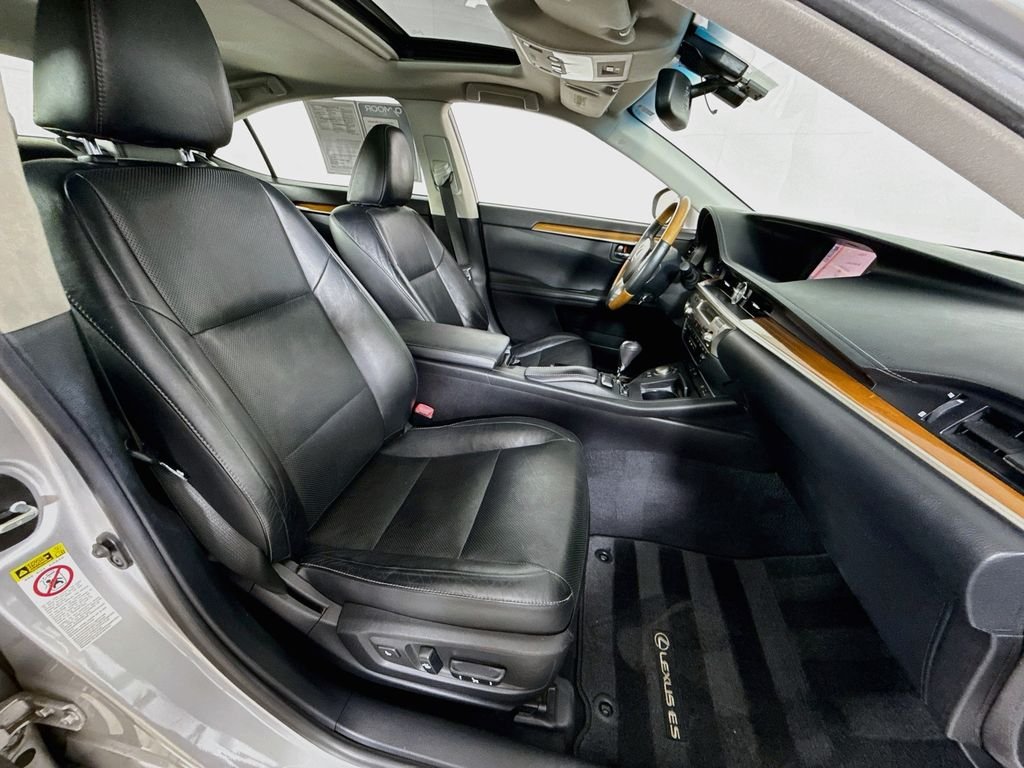 Used 2013 Silver Lining Metallic Lexus Hybrid image 29