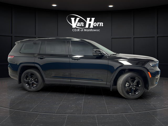 Used 2024 Diamond Black Crystal Pearlcoat Jeep Limited image 8