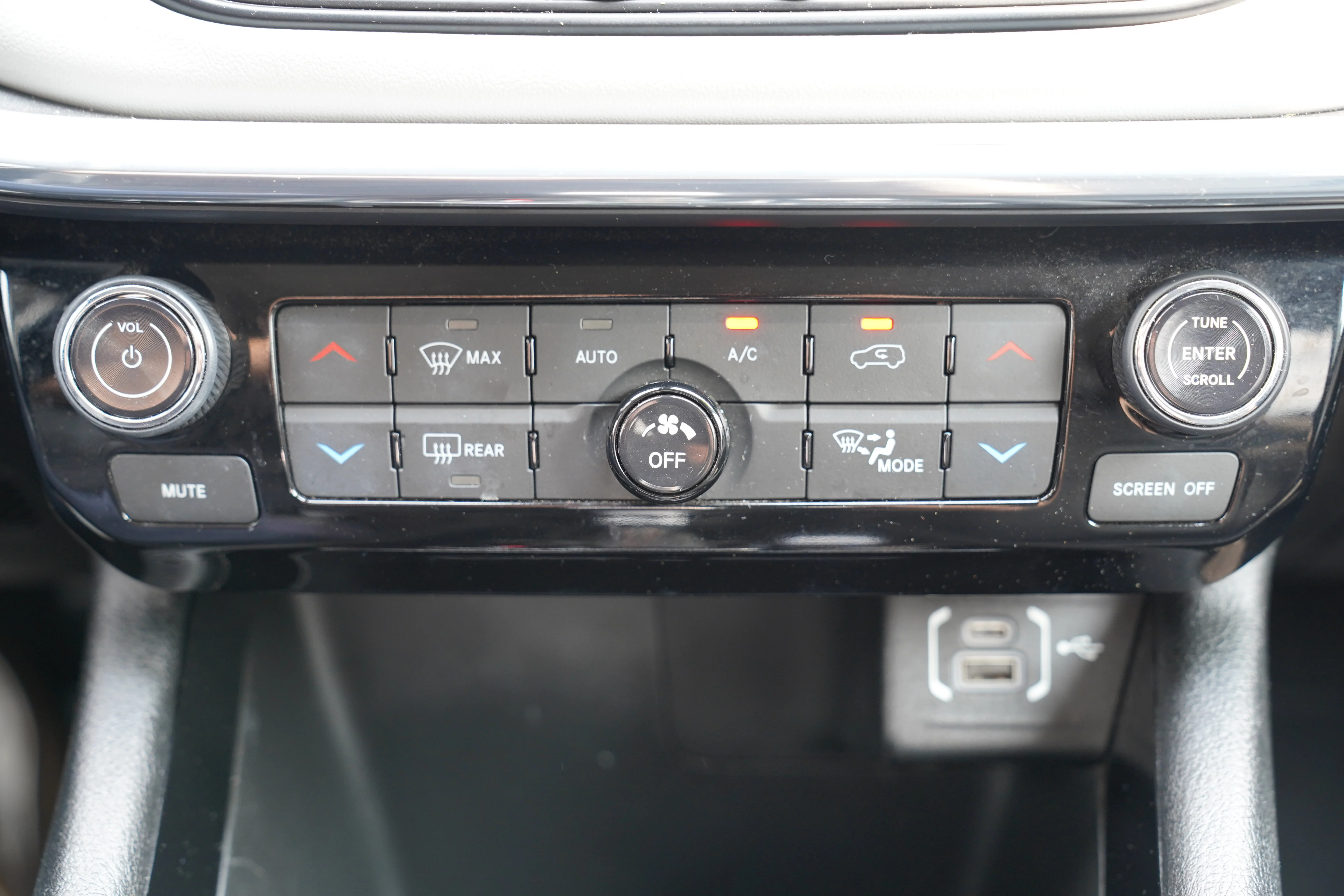 Used 2022 Bright White Clearcoat Jeep Limited image 27