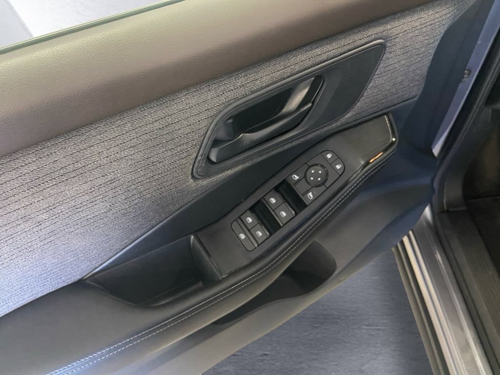 Used 2022 Gray Nissan S image 11