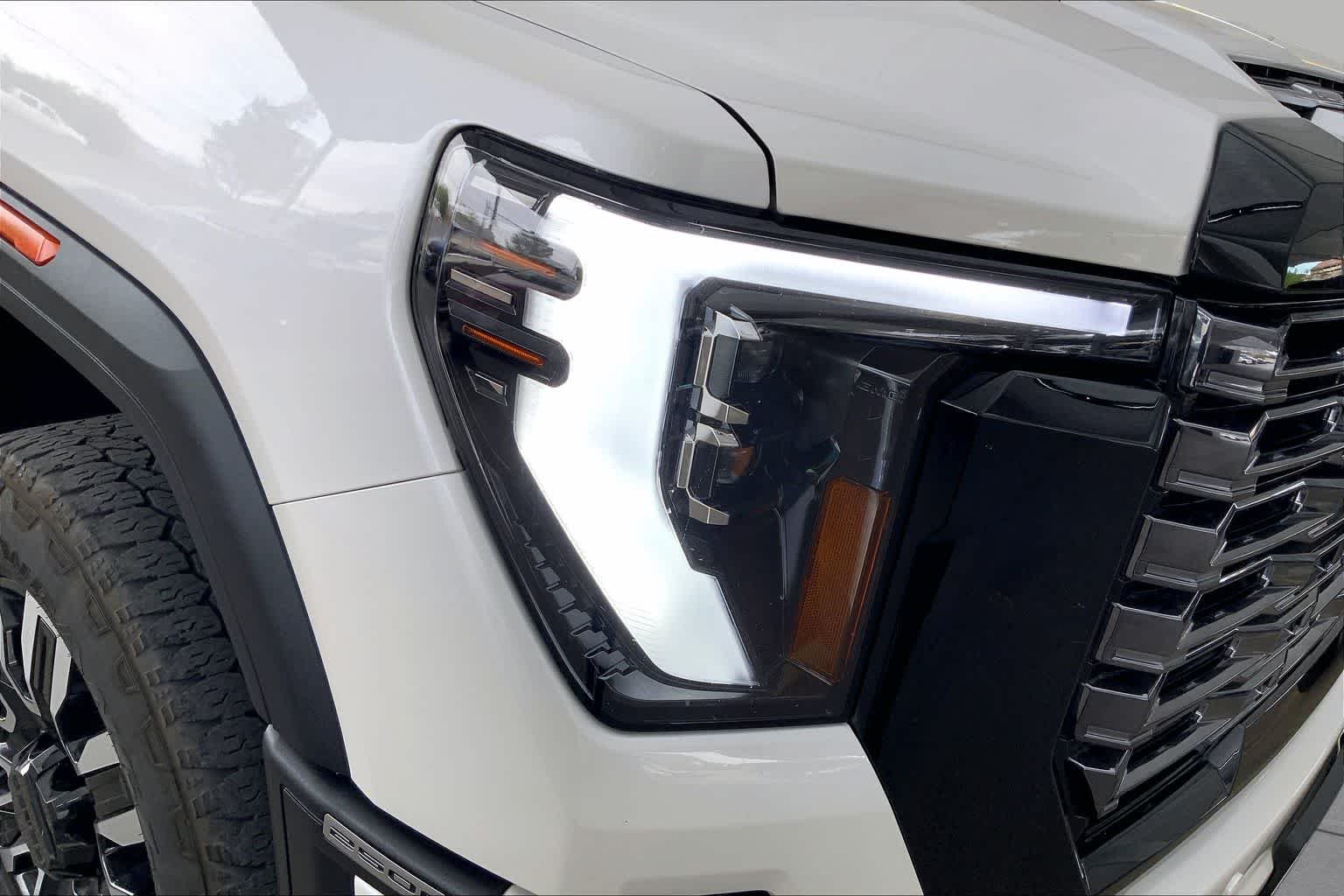 Used 2025 White Frost Tricoat GMC Denali Ultimate image 28