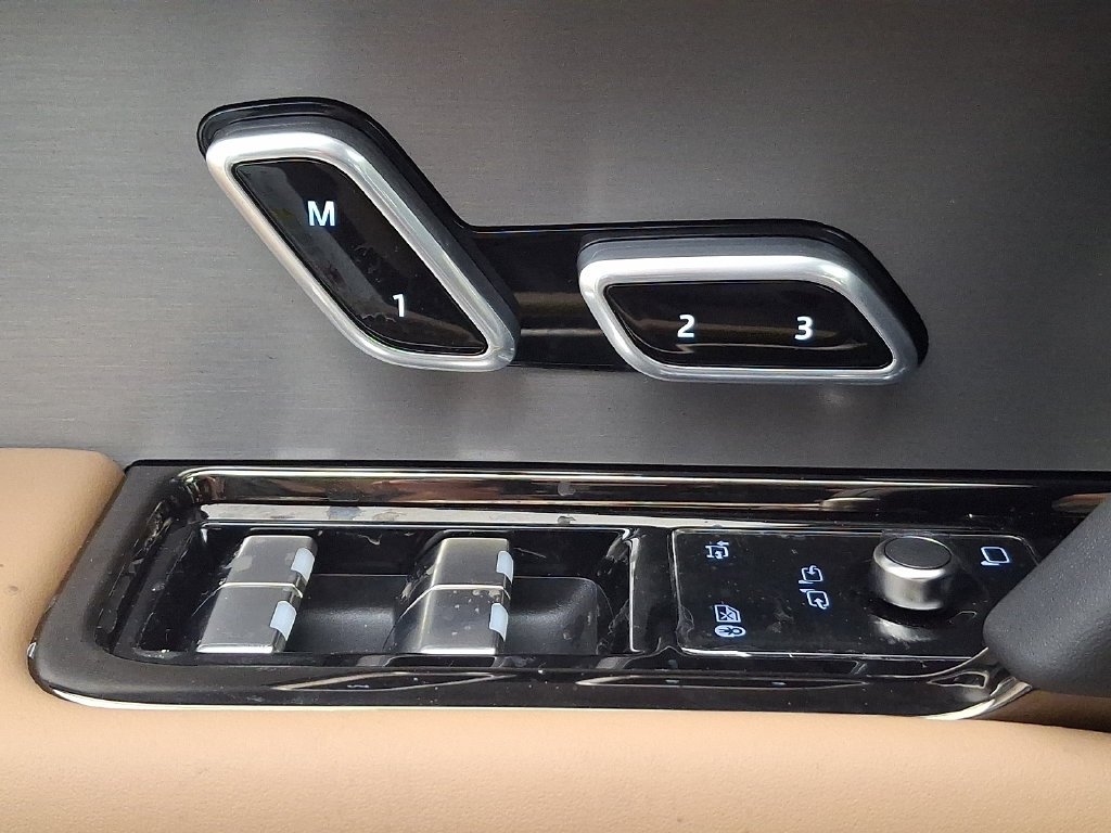 New 2027 Fuji White Land Rover SE image 20
