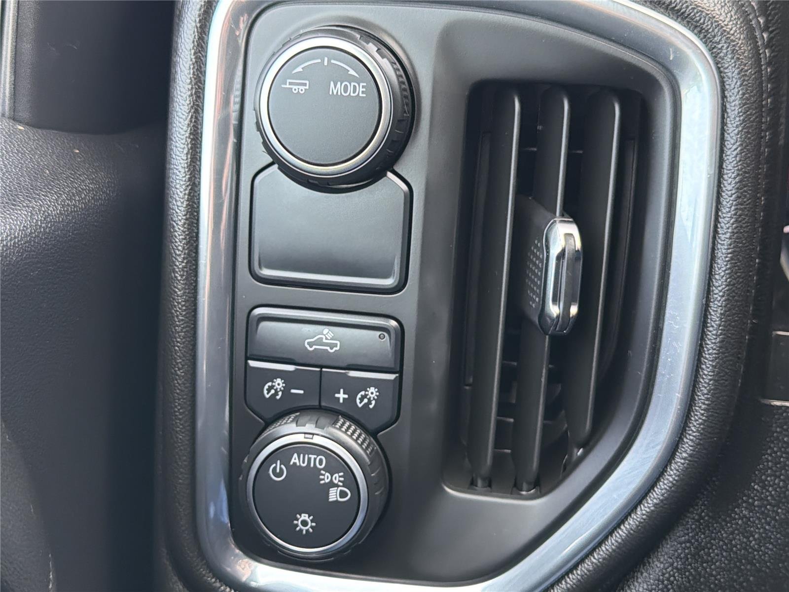 Used 2020 Iridescent Pearl Tricoat Chevrolet LT image 11