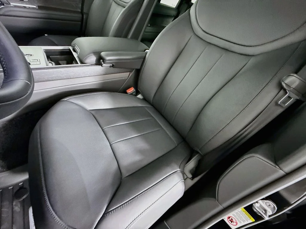 New 2026 Santorini Black Metallic Land Rover SE image 21