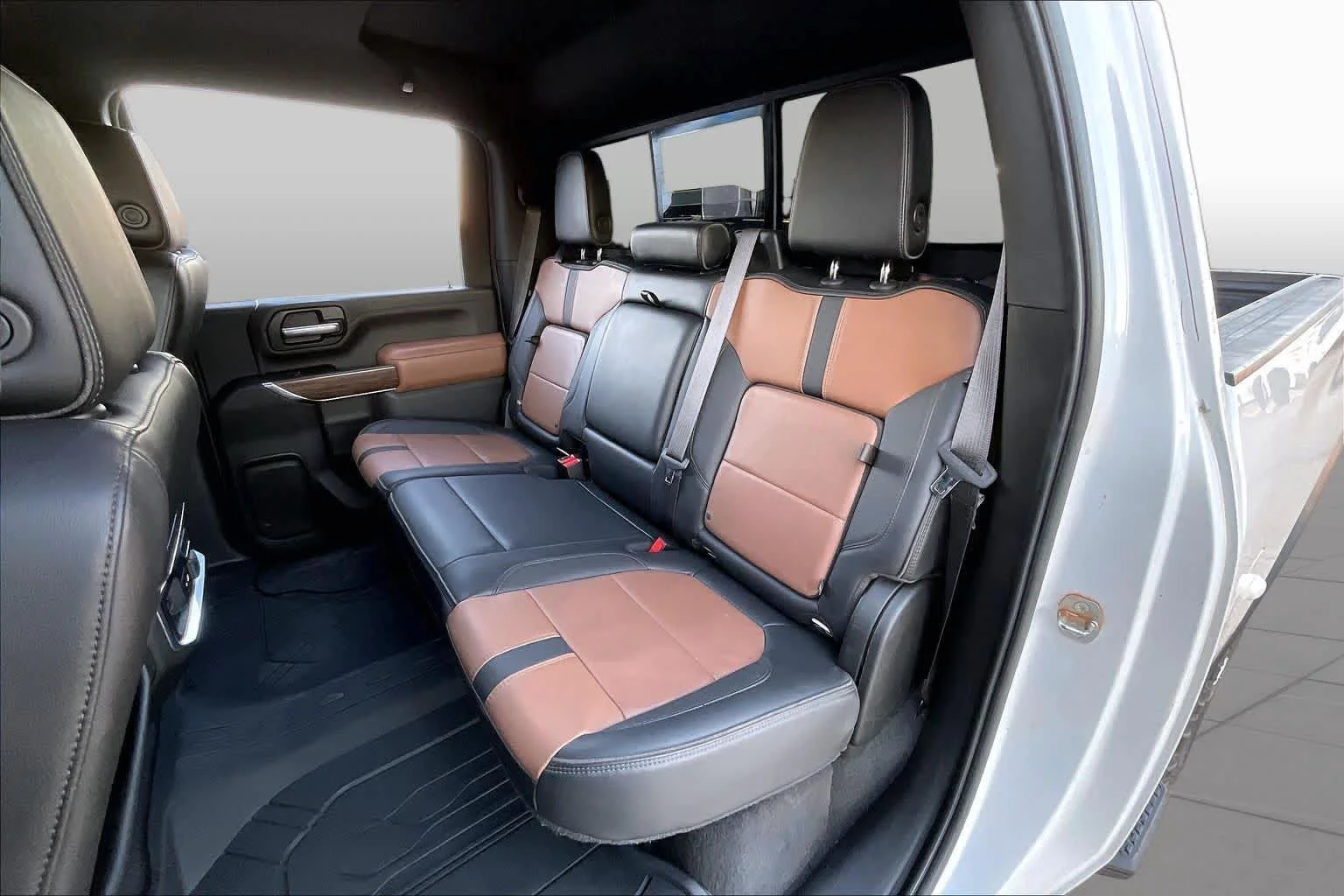 Used 2022 Iridescent Pearl Tricoat Chevrolet High Country image 18