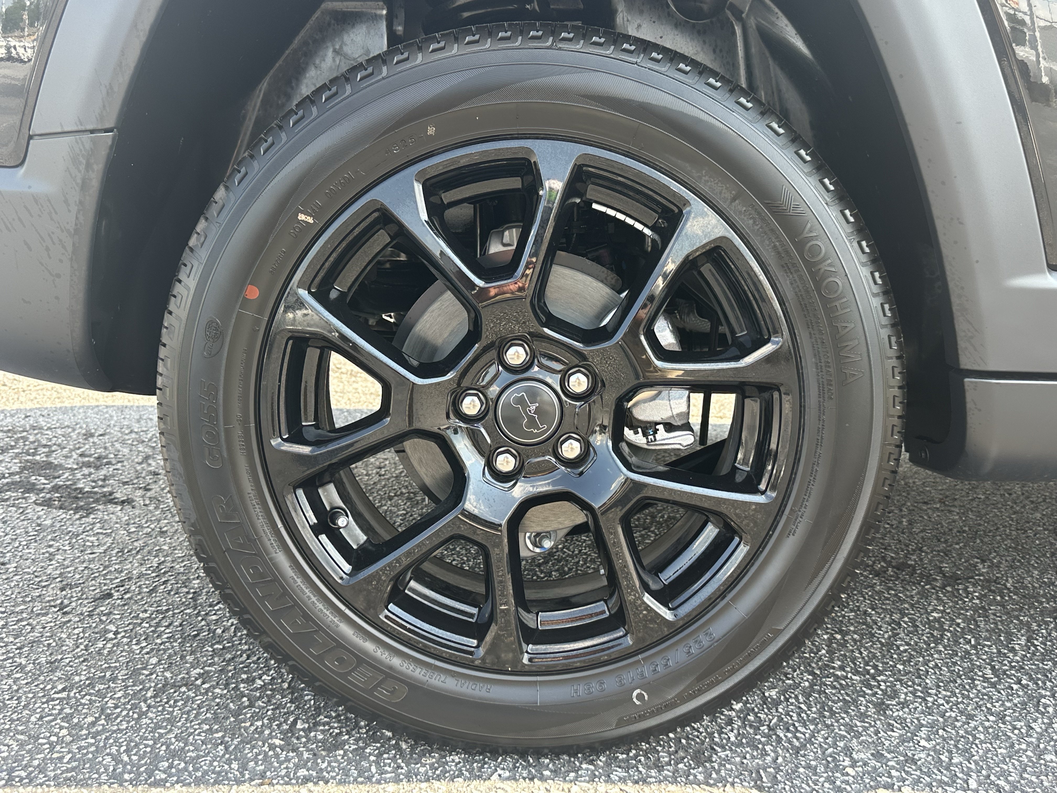 New 2026 Diamond Black Crystal Pearl-Coat Exterior Paint Jeep Latitude Altitude image 17