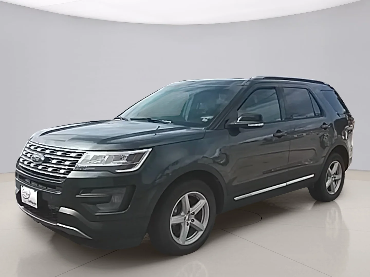 Used 2016 Gray Ford XLT image 1
