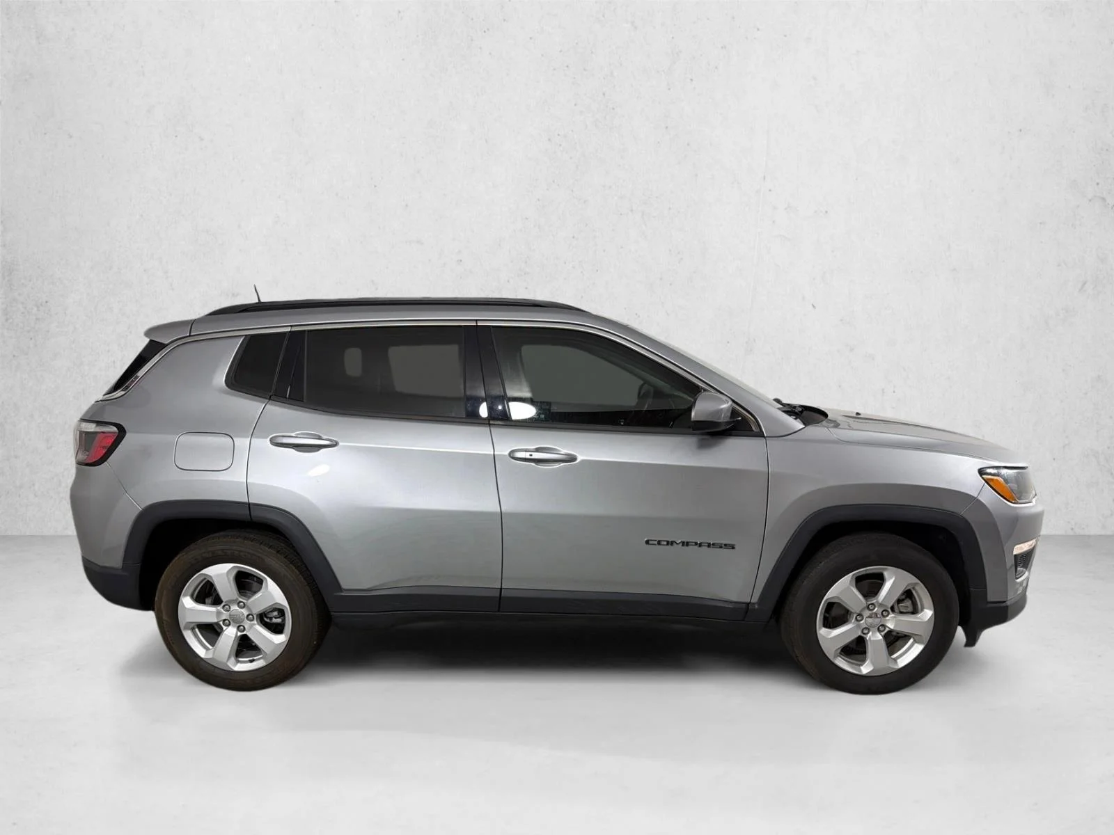 Used 2021 Silver Jeep Latitude image 2