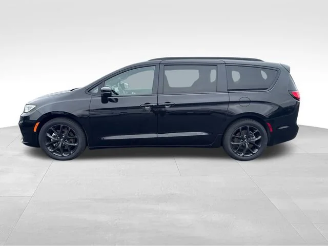 Used 2025 Black Chrysler Limited image 2