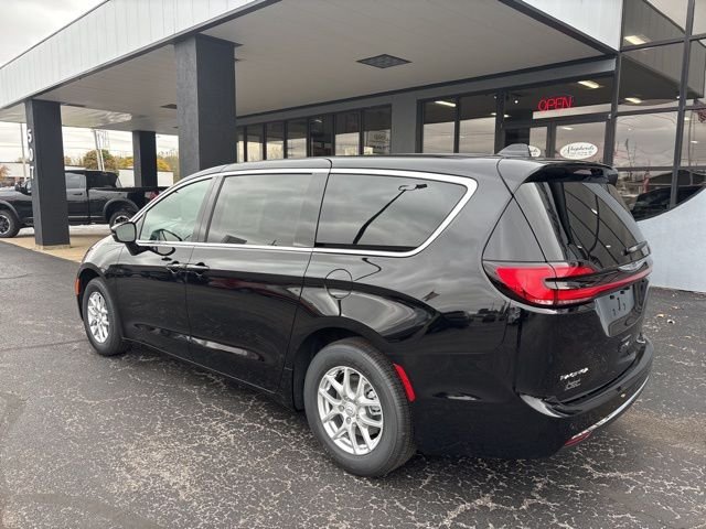 New 2026 Diamond Black Crystal Pearl-Coat Exterior Paint Chrysler Select image 5