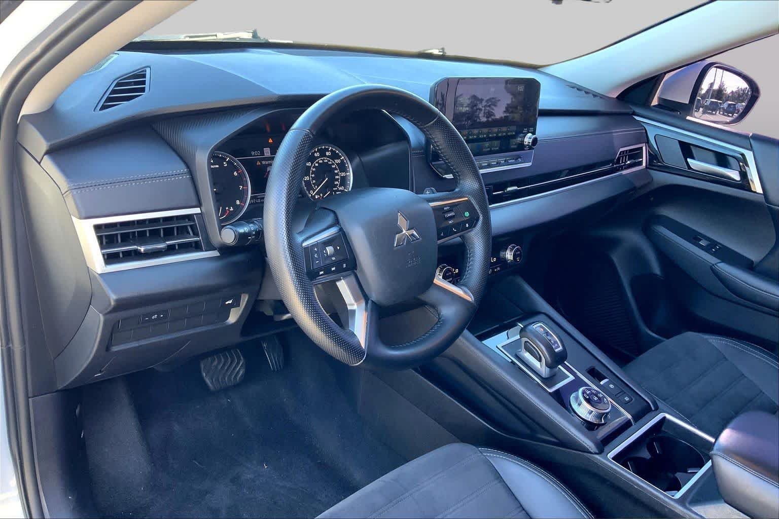 Used 2024 White Diamond Mitsubishi SE image 15