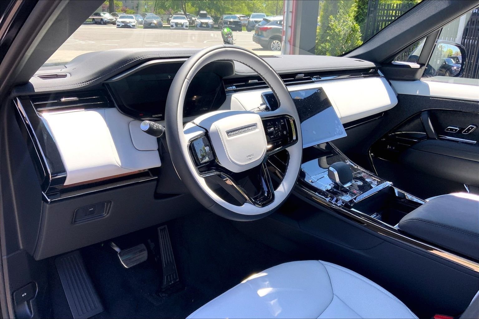 New 2026 Santorini Black LAND ROVER Dynamic SE image 8