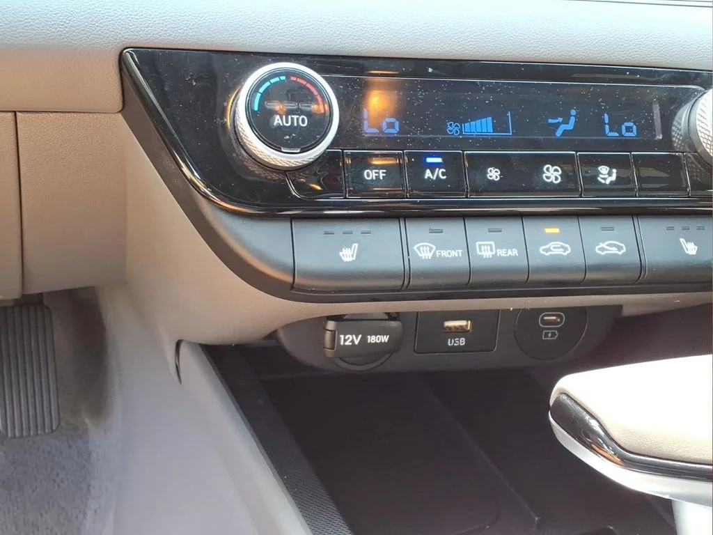 Used 2025 Black Hyundai SEL Convenience image 7