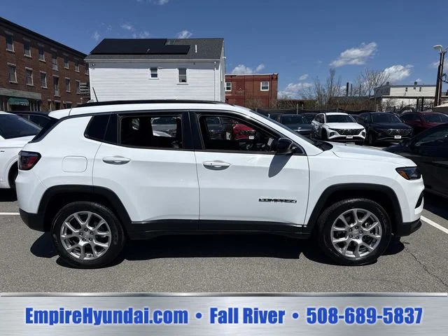 Used 2023 White Jeep Latitude Lux image 3