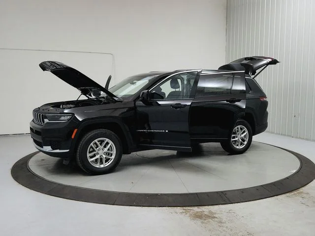 New 2026 Diamond Black Crystal Pearl-Coat Exterior Paint Jeep Laredo image 11