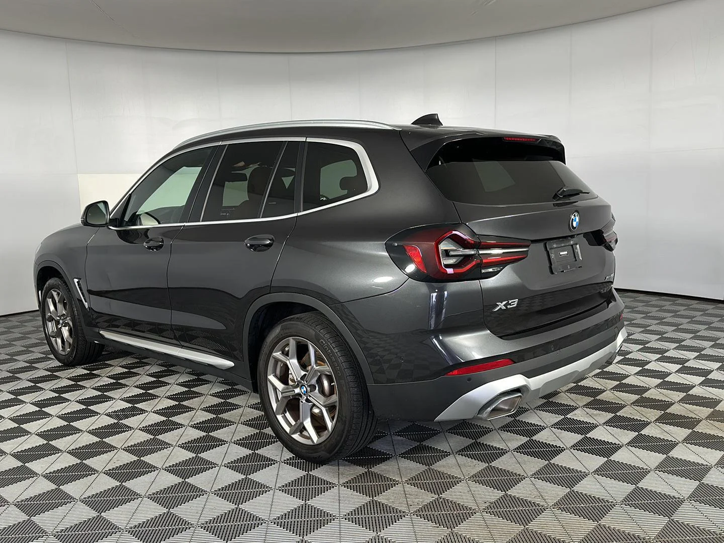 Used 2023 Dark Graphite Metallic BMW xDrive30i image 27
