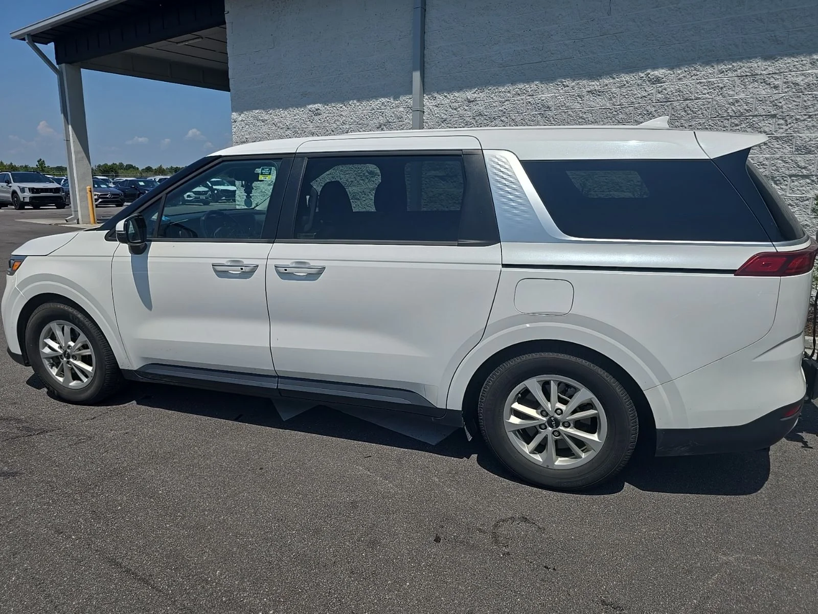 Used 2022 Snow White Pearl Kia LXS image 4