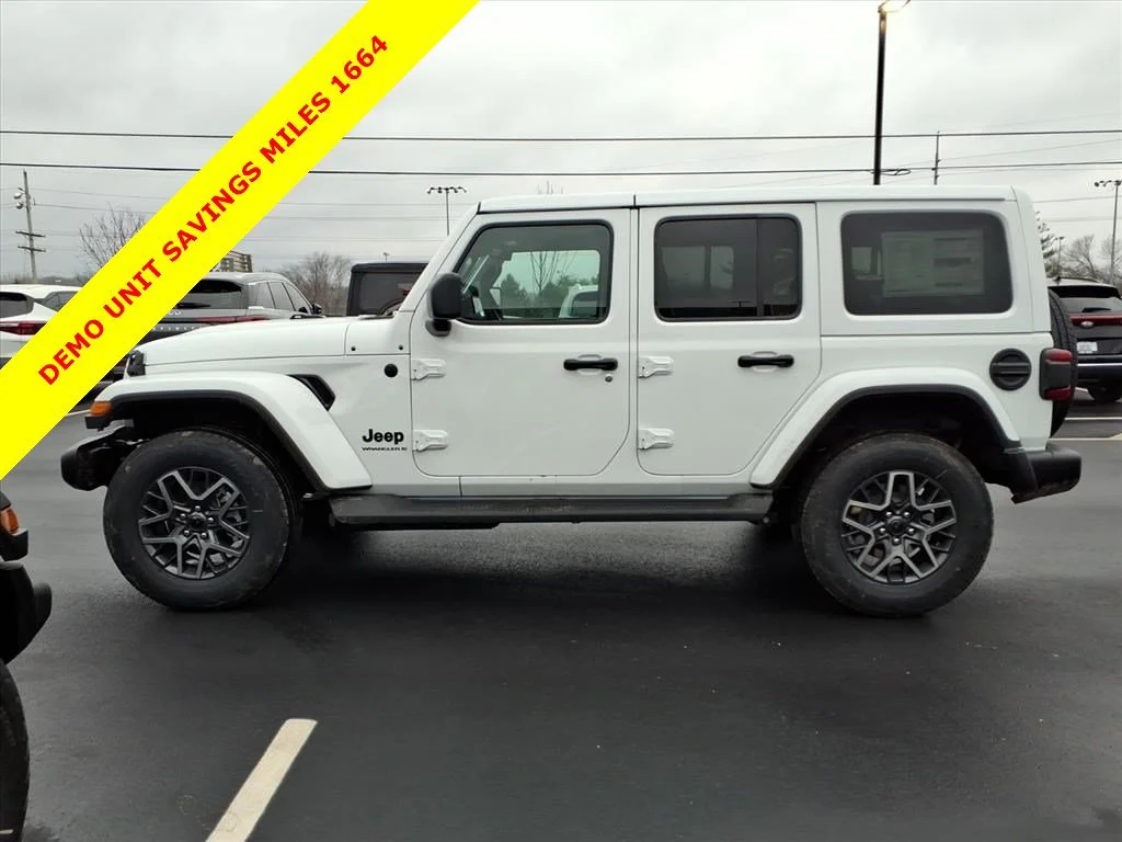New 2026 Bright White Clear-Coat Exterior Paint Jeep Sahara image 3