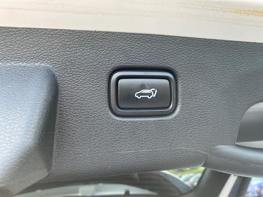 Certified Used 2024 White Pearl Kia X-Line image 15