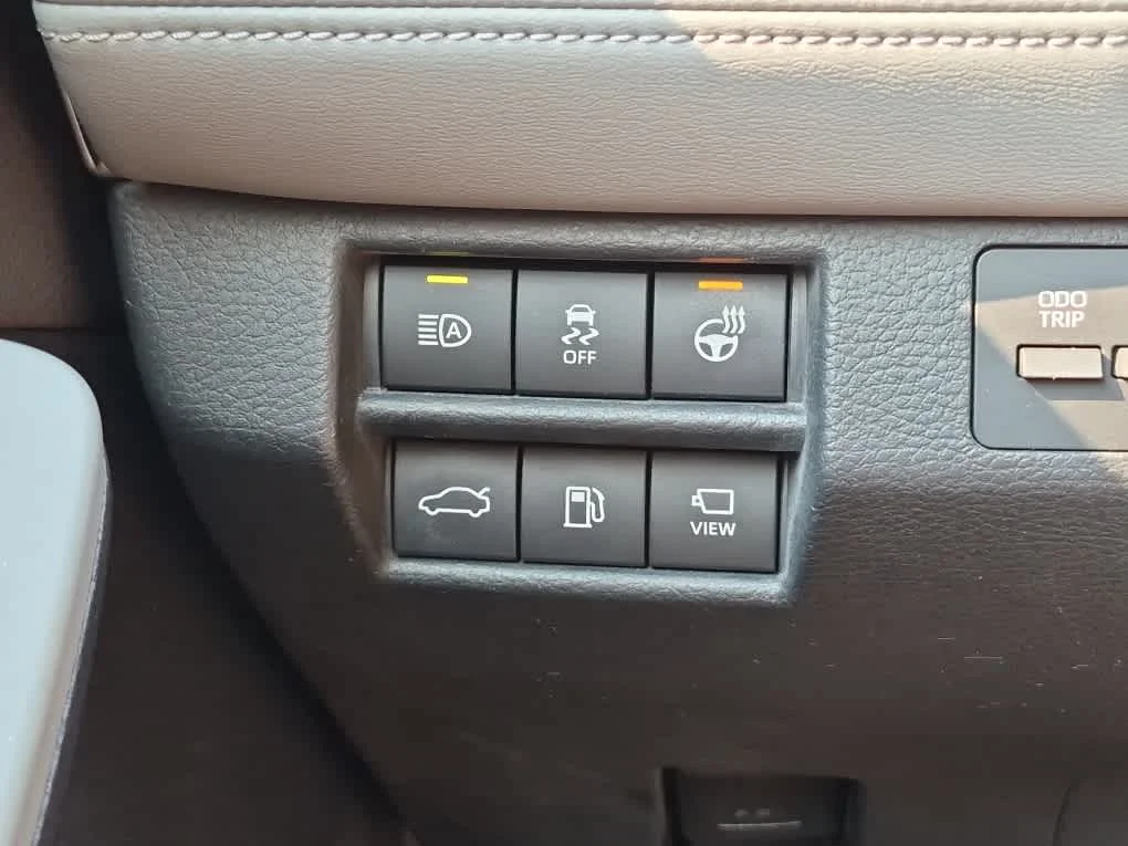 Used 2019 Wind Chill Pearl Toyota Limited image 18