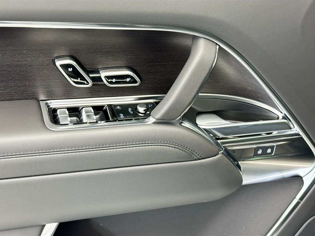 New 2026 Carpathian Gray Premium Metallic Land Rover SE image 22