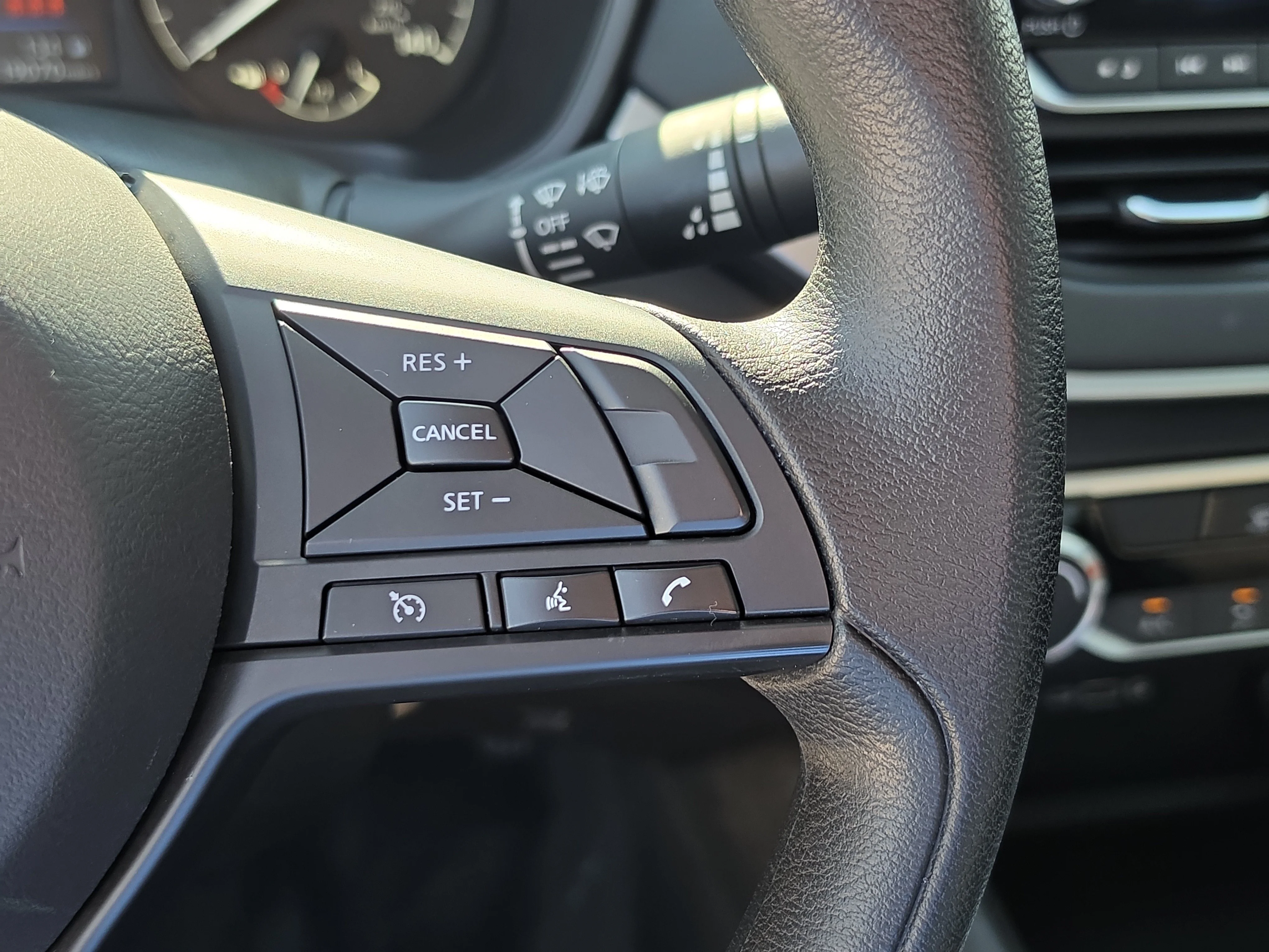 Certified Used 2025 Glacier White Nissan S image 30