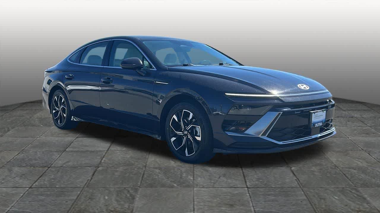 Certified Used 2025 Carbon Blue Hyundai SEL image 3