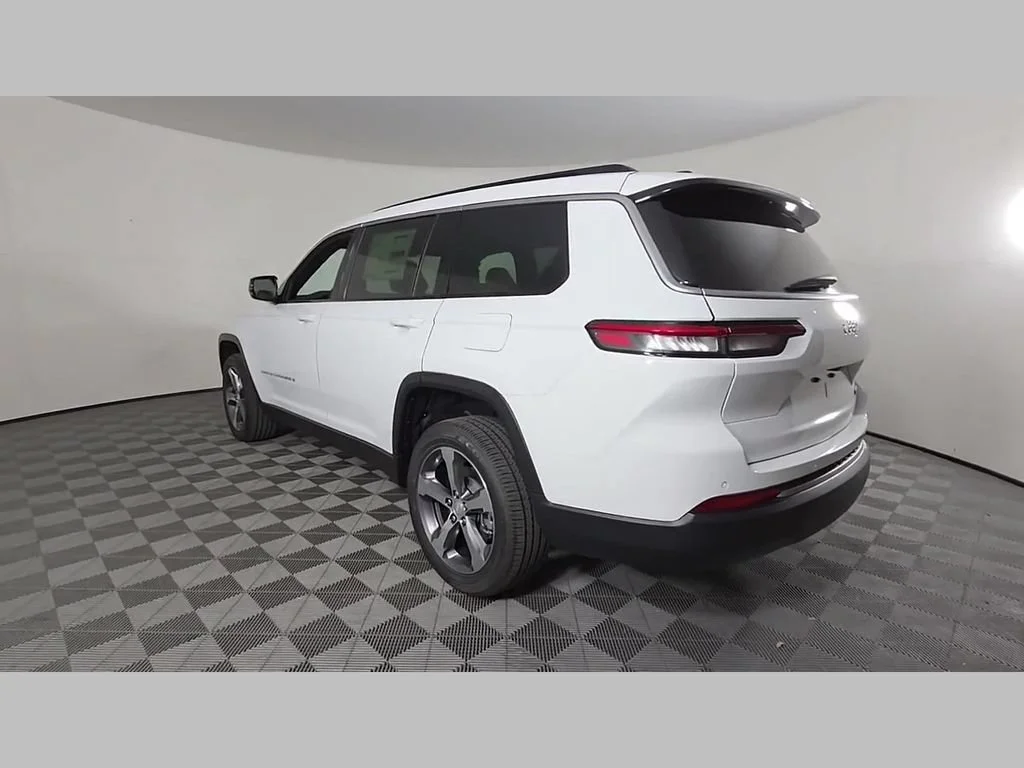New 2026 Bright White Clear-Coat Exterior Paint Jeep Limited image 37