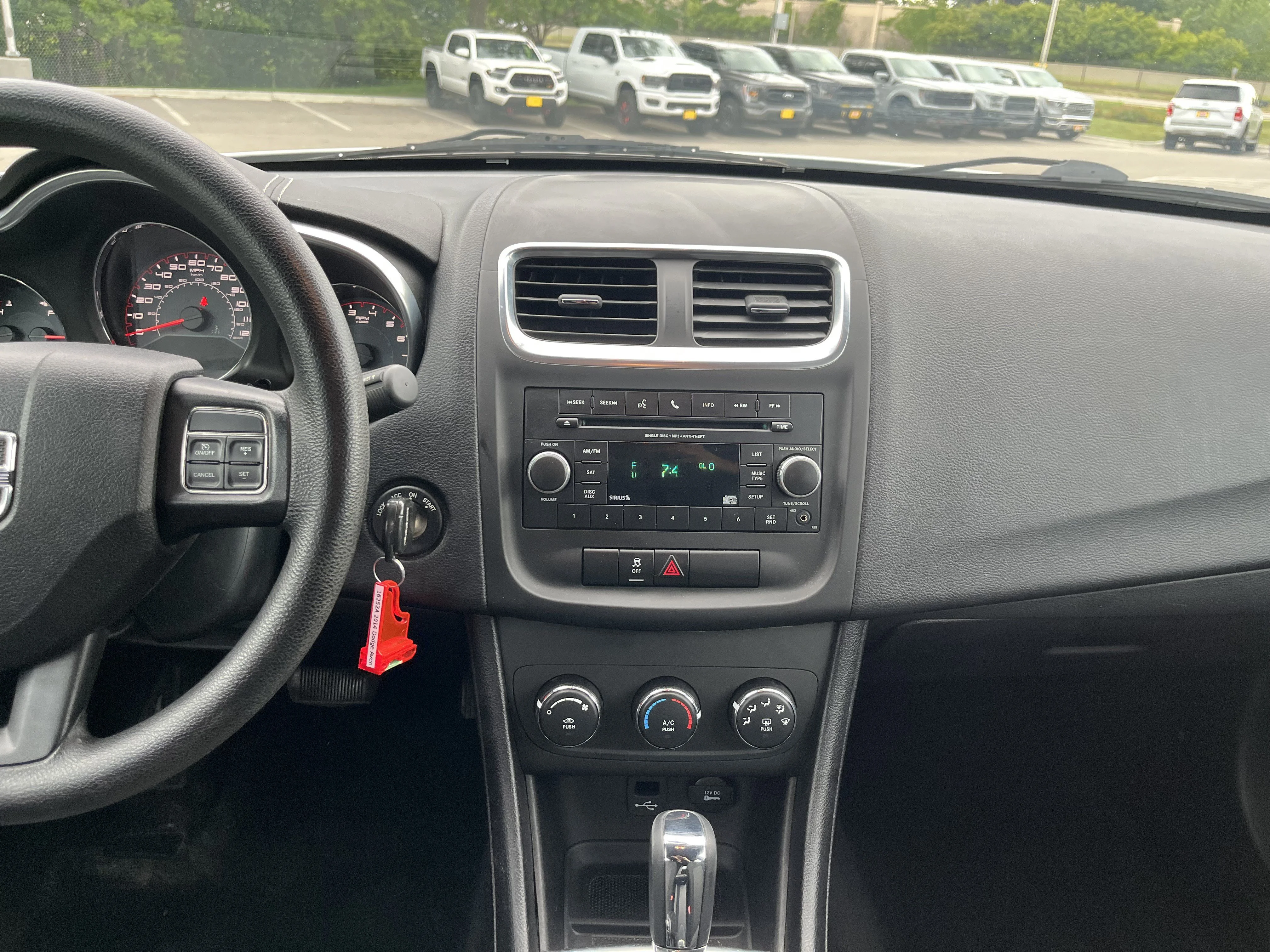 Used 2014 Bright White Clearcoat Dodge SE image 14