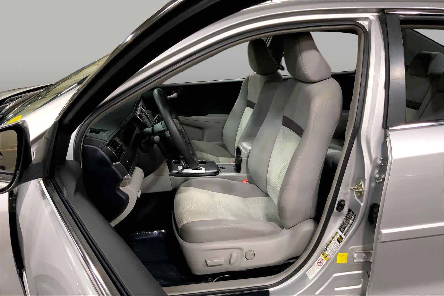 Used 2014 Classic Silver Metallic Toyota LE image 8