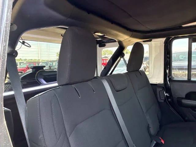 Used 2019  Jeep Sahara image 39