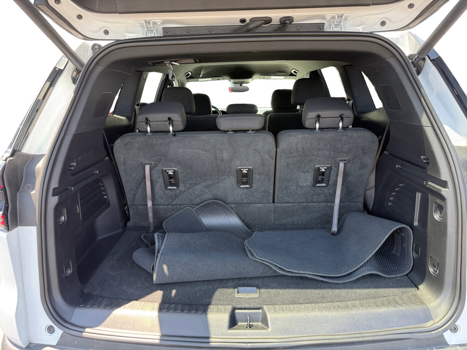 Used 2025 Summit White GMC Elevation image 17