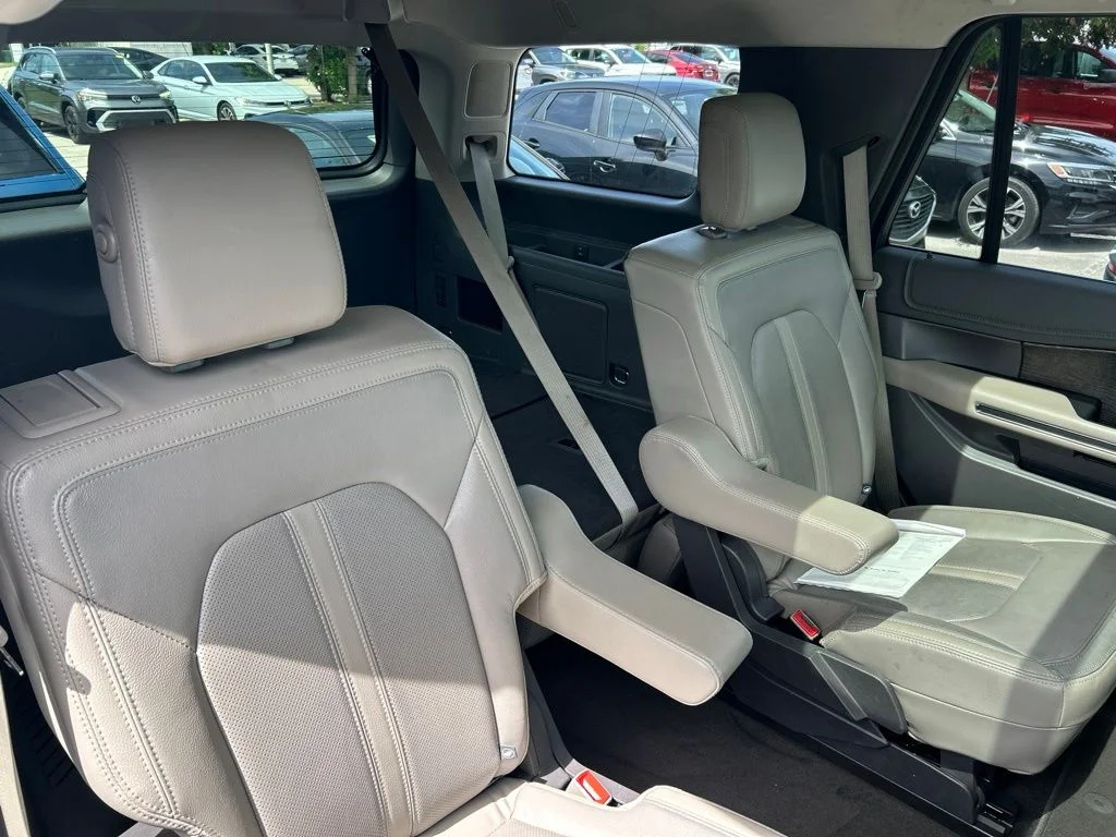 Used 2019 White Platinum Clearcoat Metallic Ford Limited image 49