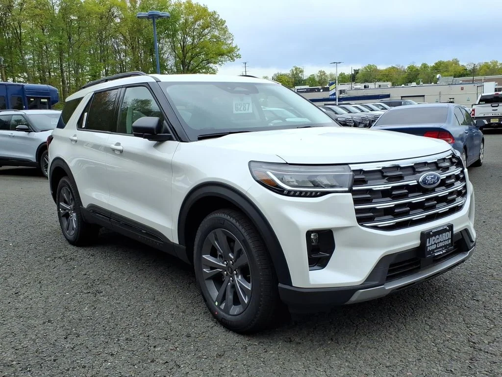 New 2026 Star White Metallic Tri-Coat Ford Active image 1