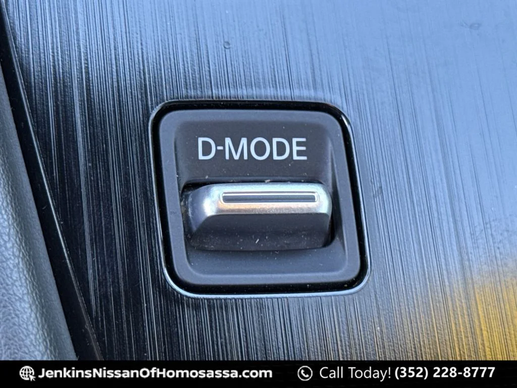 Used 2021 Silver Nissan Platinum image 40
