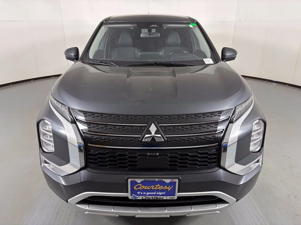 Used 2024 Gray Mitsubishi SE image 3