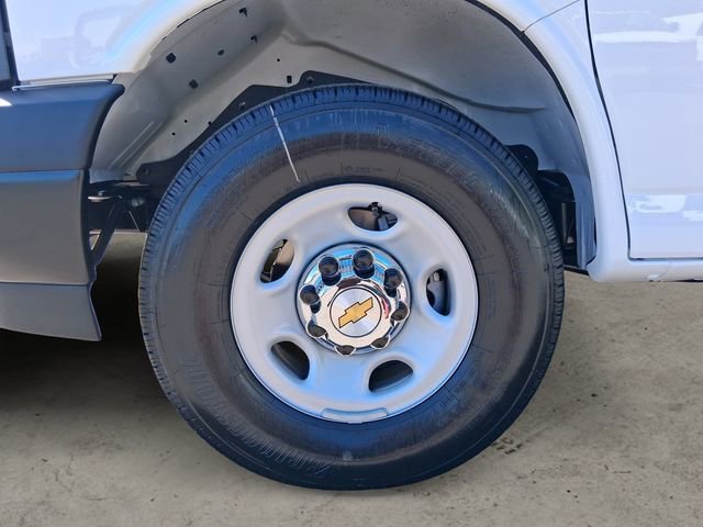 New 2025 Summit White Chevrolet WT image 14
