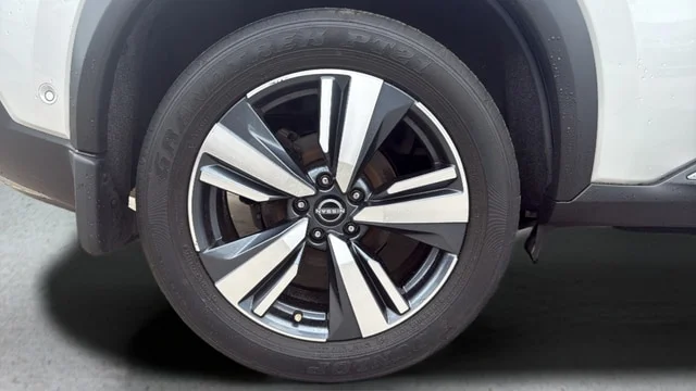 Used 2023 Brilliant Silver Metallic Nissan Platinum image 26