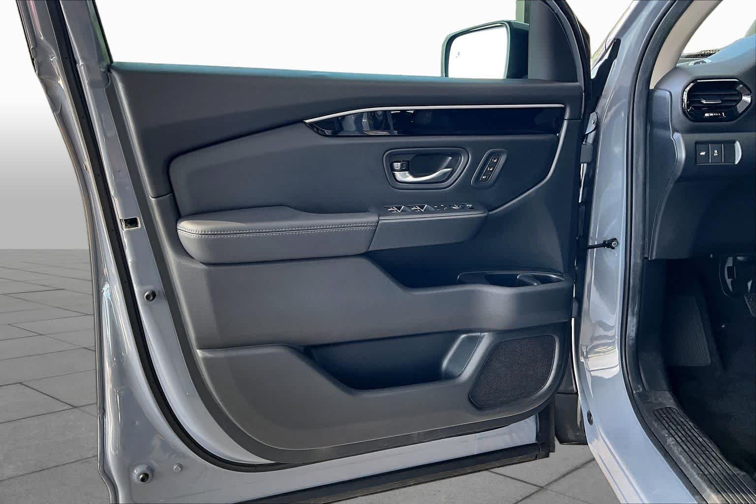 Used 2025 Sonic Gray Pearl Honda Touring image 22