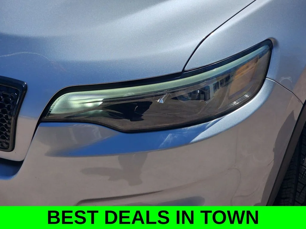 Used 2021 Silver Jeep Latitude Plus image 31