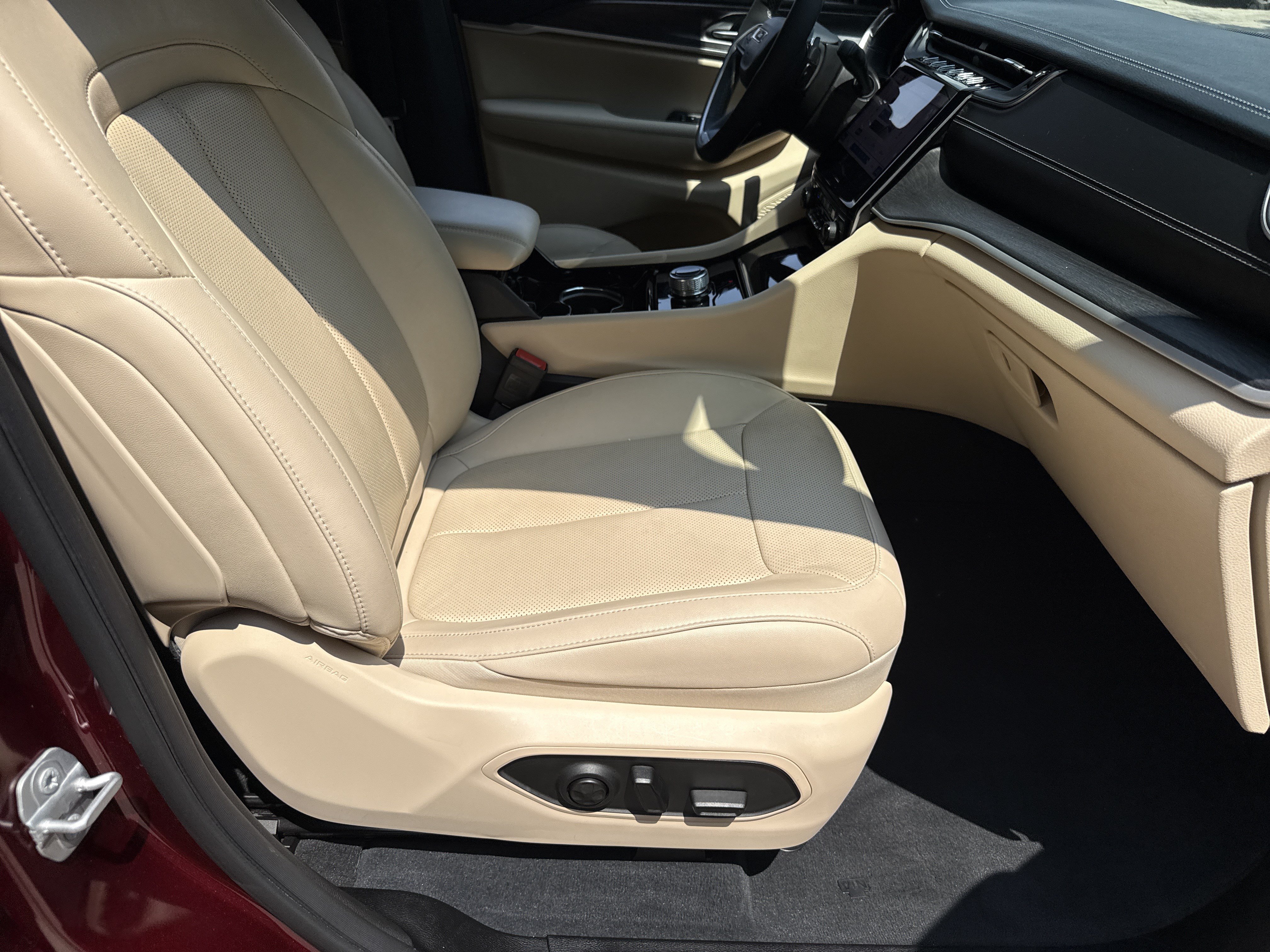 Used 2023 Velvet Red Pearlcoat Jeep Limited image 13