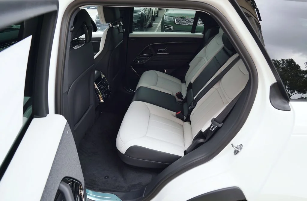 New 2026 Fuji White Land Rover Dynamic SE image 33