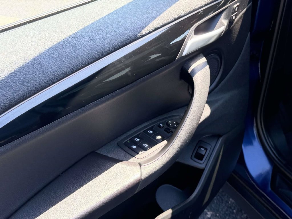 Used 2018 Blue BMW xDrive28i image 18