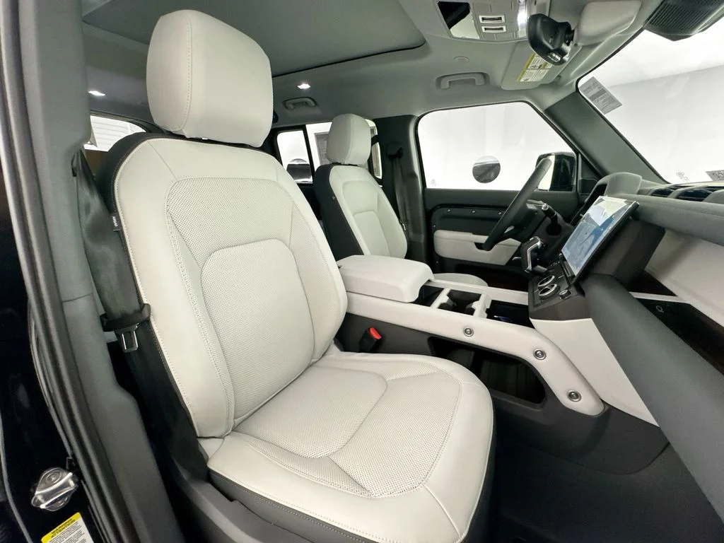 New 2026 Santorini Black Land Rover X-Dynamic SE image 29